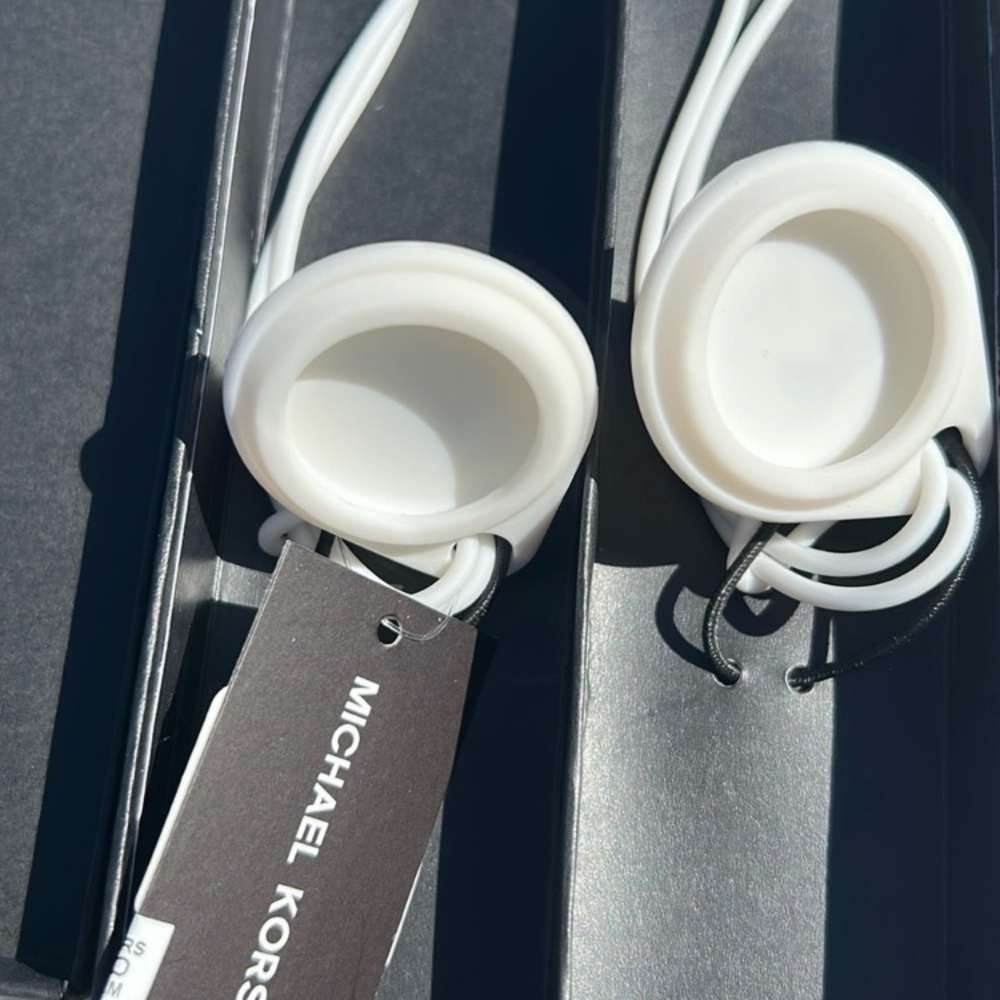 🔥low start🔥Michael Kors NWT in the Box white silicon Air Tags cover - Picture 5 of 7
